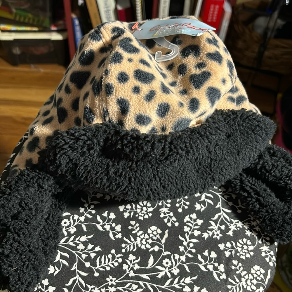 Warm animal print reversible to solid black winter fleece hat NWT